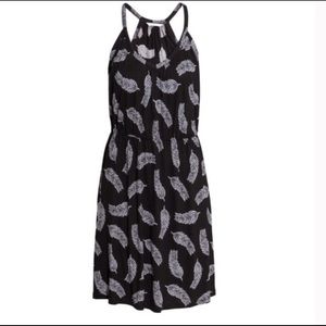 ✨2X HP✨ 🌻 2/$10 H & M black dress with white feather print
